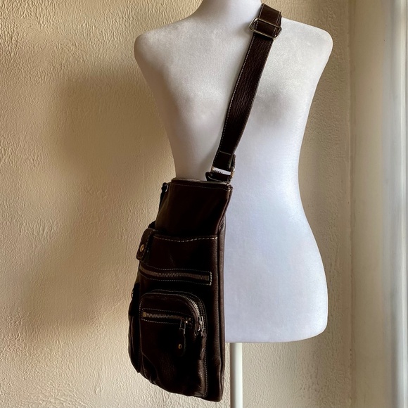 Roots Canada brown leather crossbody handbag with multiple pockets - Picture 2 of 10